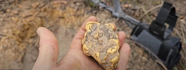 Australian Metal Detector Finds Life Changing Baseball sized Gold Nugget
