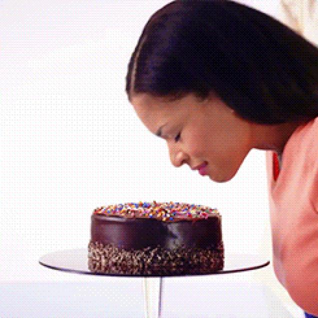 Девушку ткнули лицом в торт штырь. Торт с лицом девушки. Торт для девушки.