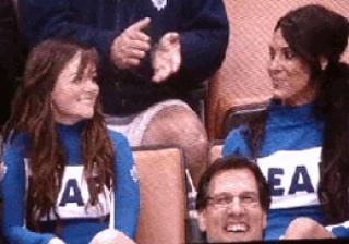 20 GIFs of the funniest Kiss Cams