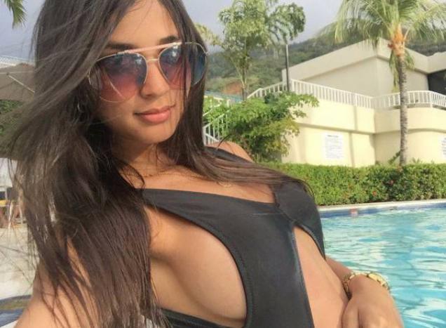 A Little Bit Of Sideboob To Get Your Evening Started