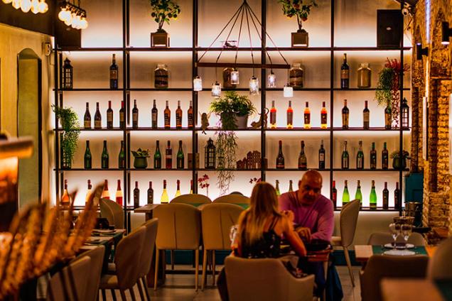 Smart Woman Discovers Men Buy Drinks For Women To Make Them Tipsey