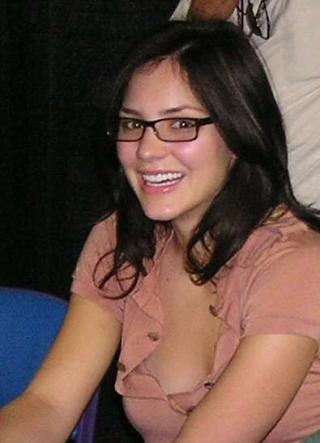 32 Famous Celebrity Stars That Wear Glasses!