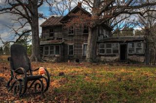34 Forgotten Homes Sitting Peacefully Alone In The World
