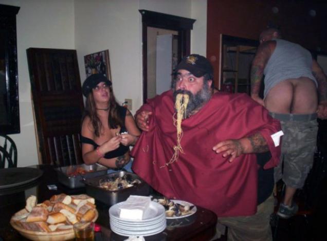 15 Headscratching Photos That Make No Sense Whatsoever