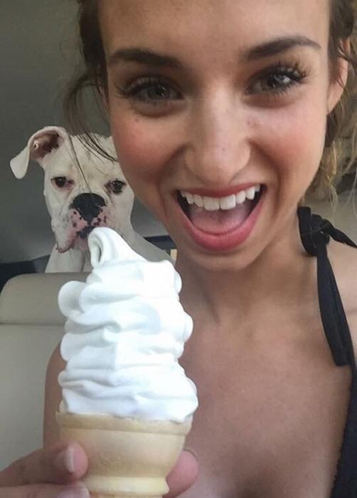 27 Times People Didn't Check The Background Of Their Selfie.