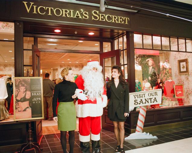 Fascinating Photos Of Malls In The 90s Will Bring You Back To Your Childhood