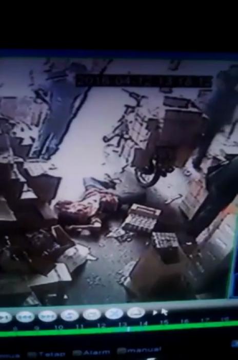 Man Knocks Out Pervert For Groping Him