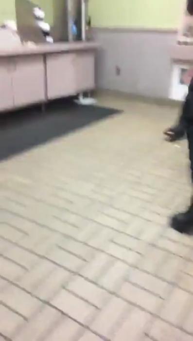 Maniac Gets Tased And Stomped At Burger King Wow Video Ebaums World 0142