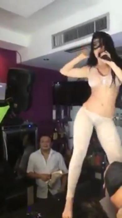 Gorgeous Singer Will Certainly Keep You Entertained