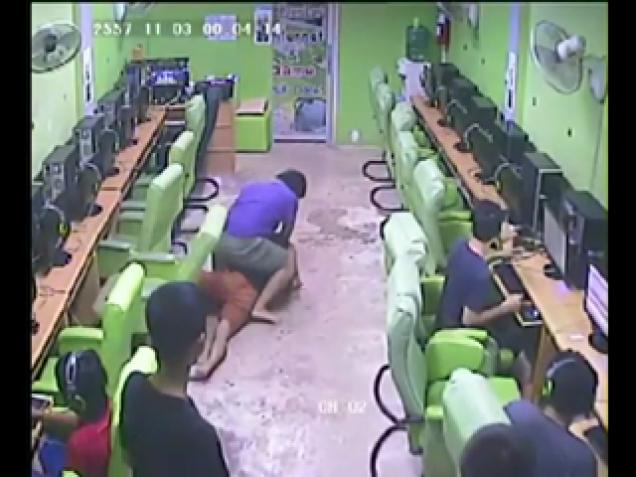 Bully Jumps Kid at Internet Cafe and Gets His Ass Handed To Him