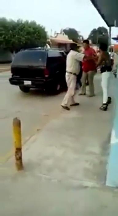 Lady beats up gentleman who tried to rob her.