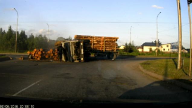 Logging Truck Loses Control And Tips Over Wtf Video Ebaums World 