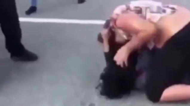Mother coaches her teenage daughter during street fight!
