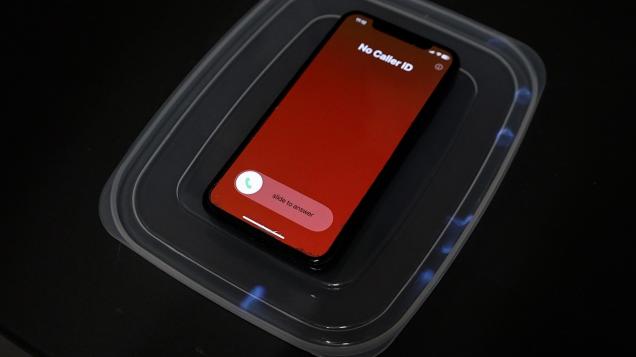 don´t use your phone while drinking