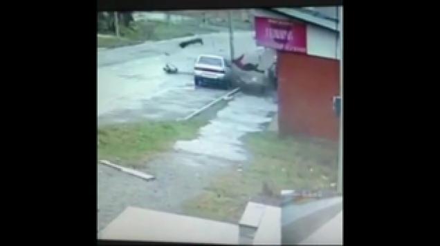 OMG Car in the accident ejects two men