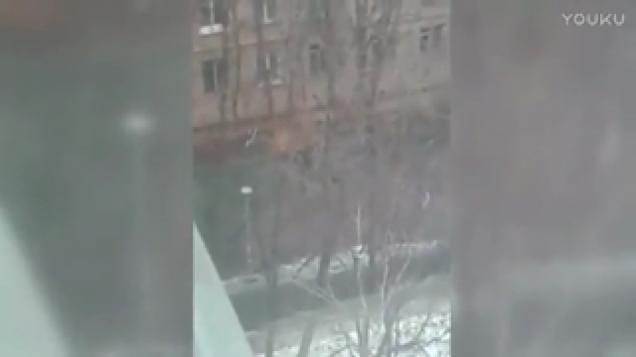 The women fall down from 8 the floor , because of fire