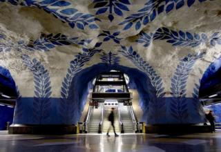 Discovered in pictures of the subway of Stockholm, considered as one of the nicest of the world. Conscript Tunnelbana, it is made up of 100 stations, among which 47 are underground. Opened in 1950, some of these subway stations are sharpened in the rock.