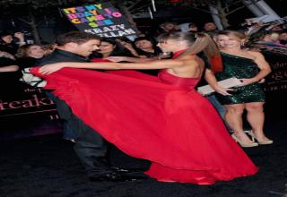 25 Careless Celebrities Caught Looking! - Gallery | eBaum's World
