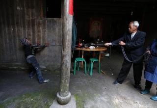 Xie Guobiao,11 was diagnosed as mentally handicapped when he was young, family was not able to provide him with sufficient medical treatment because of poverty.The damage he caused, the family has to tie him up with a rope both at home and in public.