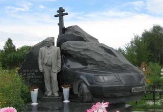 People say the hallmark of America is that we do it bigger and (sometimes) better than anywhere else on the planet. This old axiom might have to change soon. Americans have nothing on the ostentatious tombstones of Russian gangsters. Seriously, these graves are insane. Just look at them...