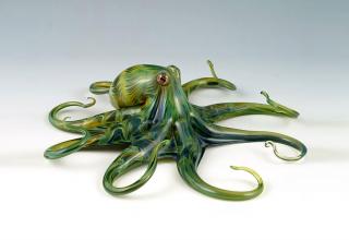 These hand-blown glass critters, created by Scott Bisson, seem as though they're really alive.