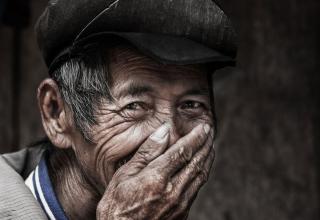 Photographer RÃ©hahn captures the "hidden smiles" of the top-ranked happiest people in the world, the Vietnamese.
