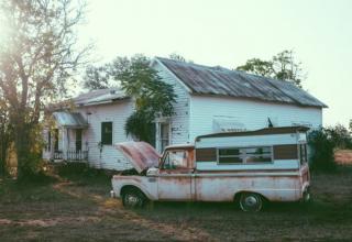 This house in Smithville, Texas, stood abandoned during the last 26 years. Let's take a look inside.