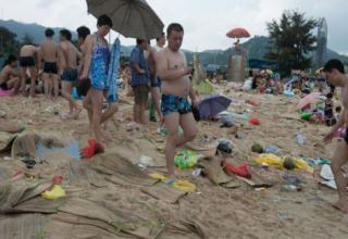 Beachgoers at Dameisha Beach Park in Shenzhen, southern China yesterday were treated to over 724,000 pounds of garbage left over from the Dragon Boat Festival in the days before.