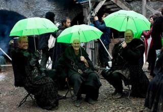 Behind the scene pics of Game of Thrones, Harry Potter, Predator and other movies that are funny, goofy or simply very interesting.
