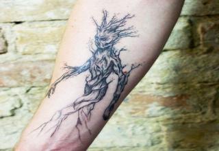 Sanne Vaghi makes personalized tats taking inspiration from nature and... veins on the body.